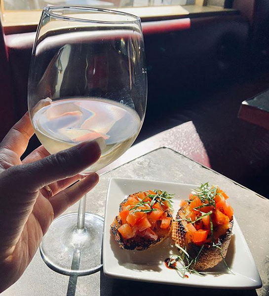 White wine paired with bread and tomatoes